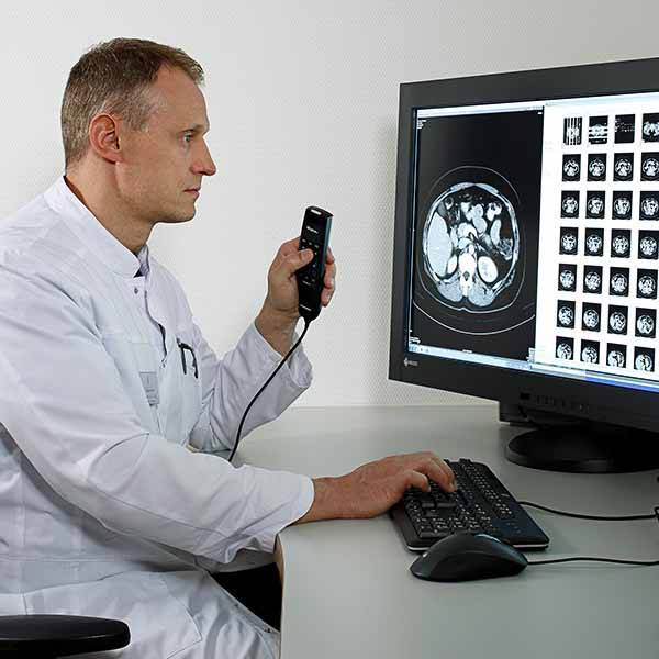 Dragon Medical One face à Dragon Medical Practice Edition 4 à Paris